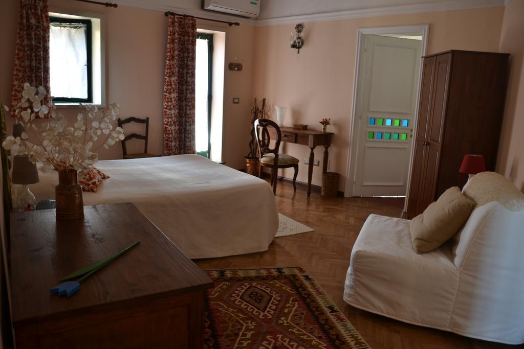 B&B Velardi Viagrande Rum bild